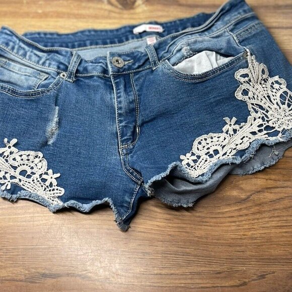 Bongo Floral Embroidered Denim Shorts - Women's Size 13 - Rare Y2K, Summ… - Picture 3 of 13